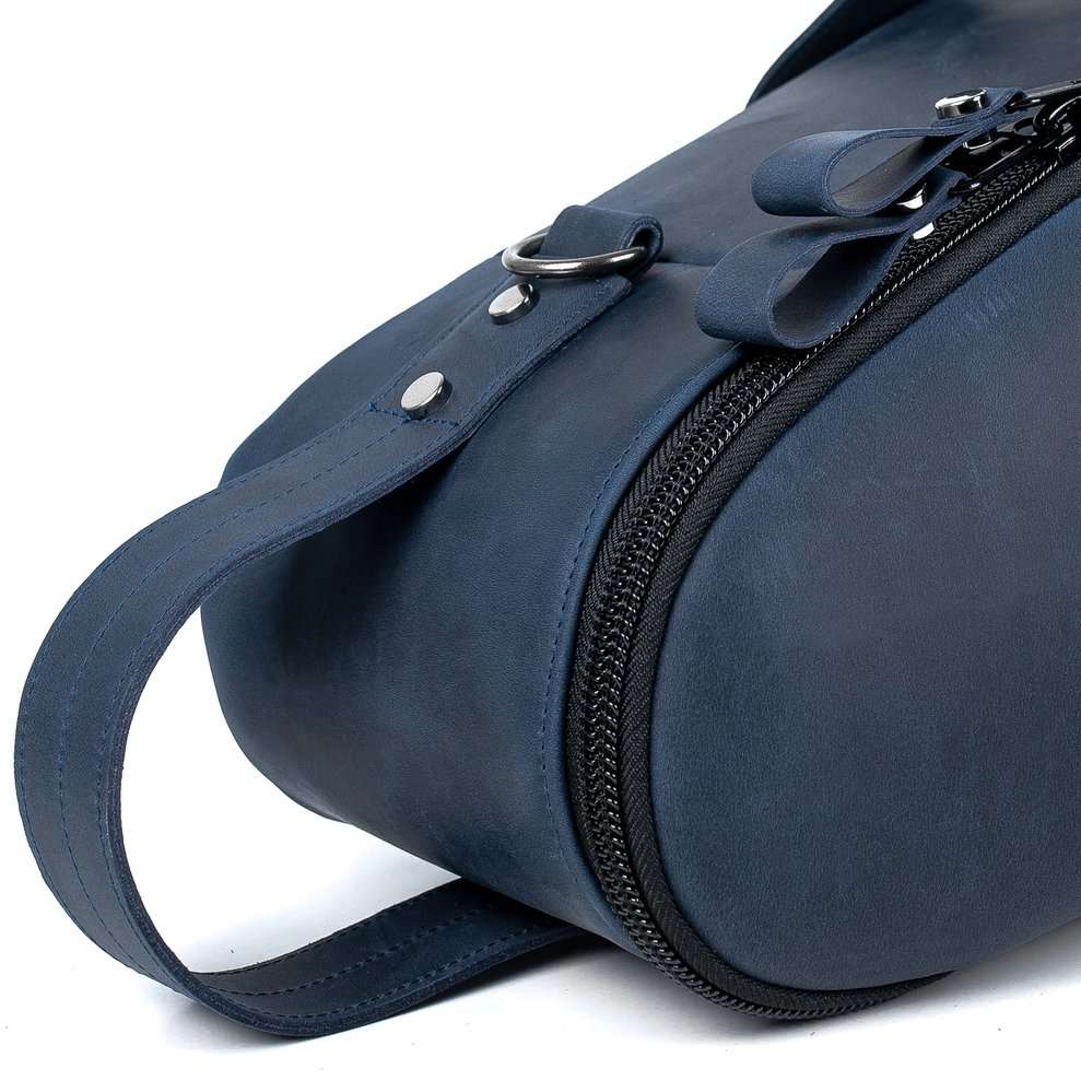 Close-up of the vertical carry handle on the MG Leather Work Alto Saxophone Gig Bag, with D-ring.