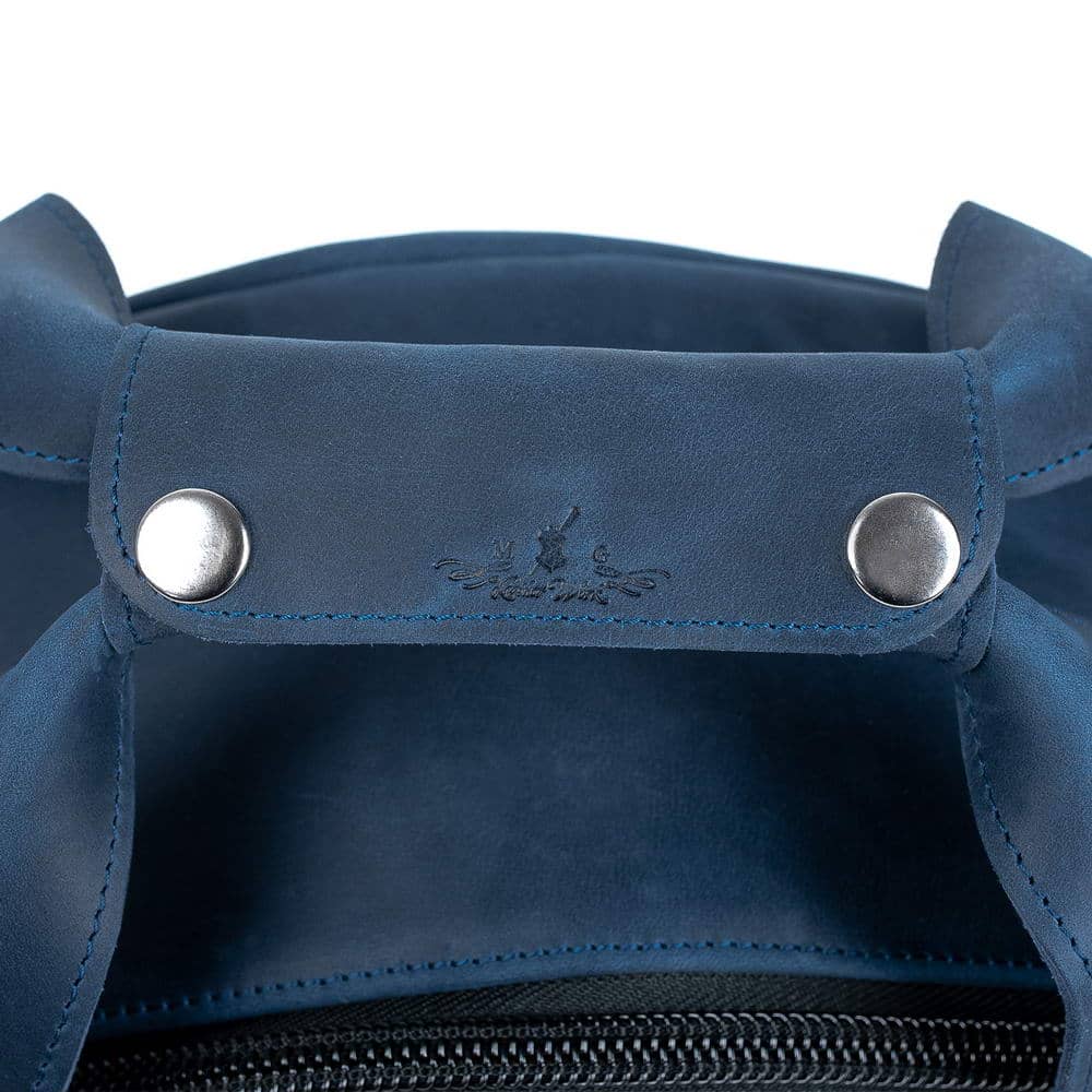 Close-up of the horizontal carry handle of the MG Leather Work Alto Saxophone Gig Bag, reinforced with rivets.