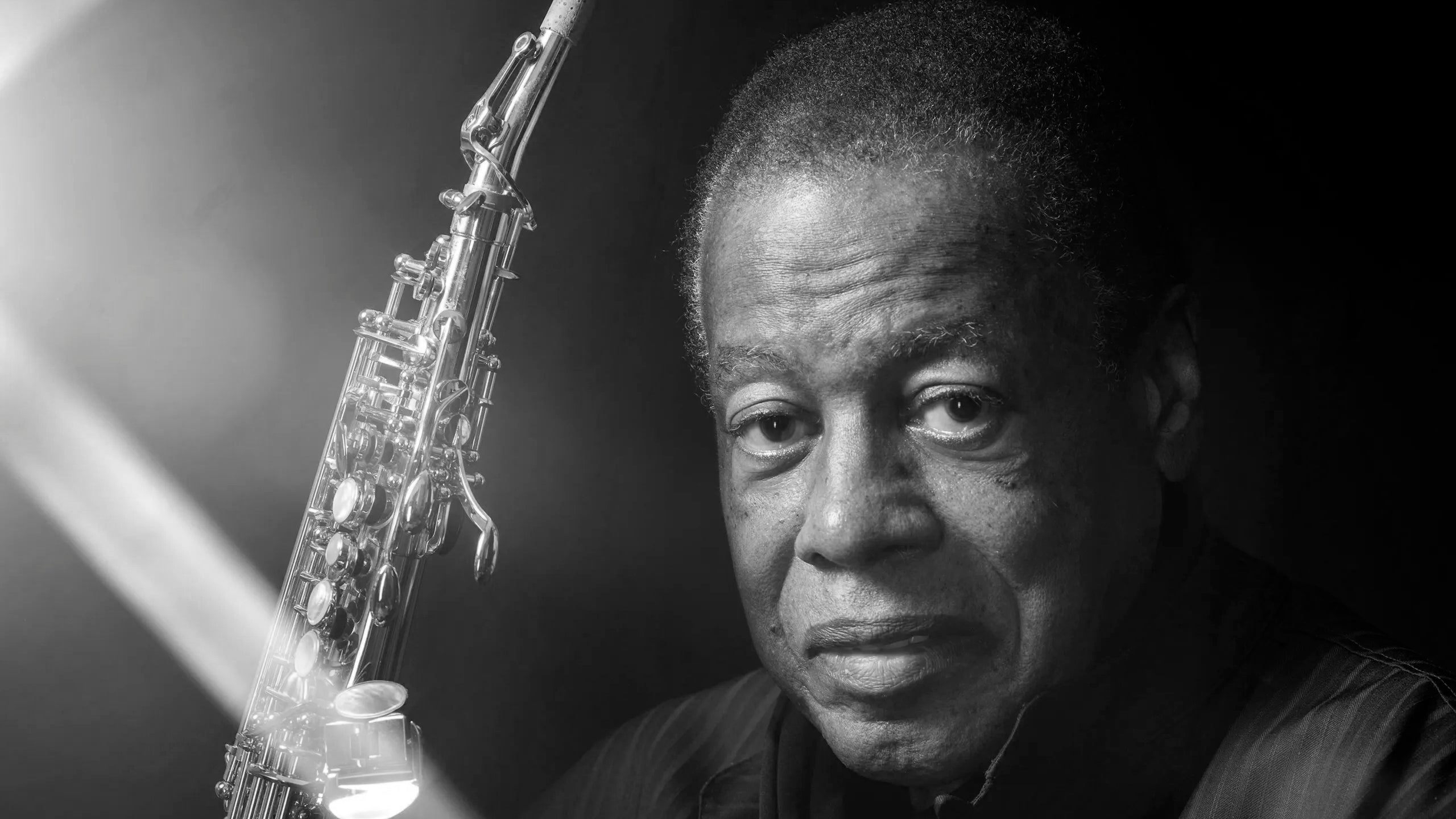 older-wayne-shorter-with-saxophone