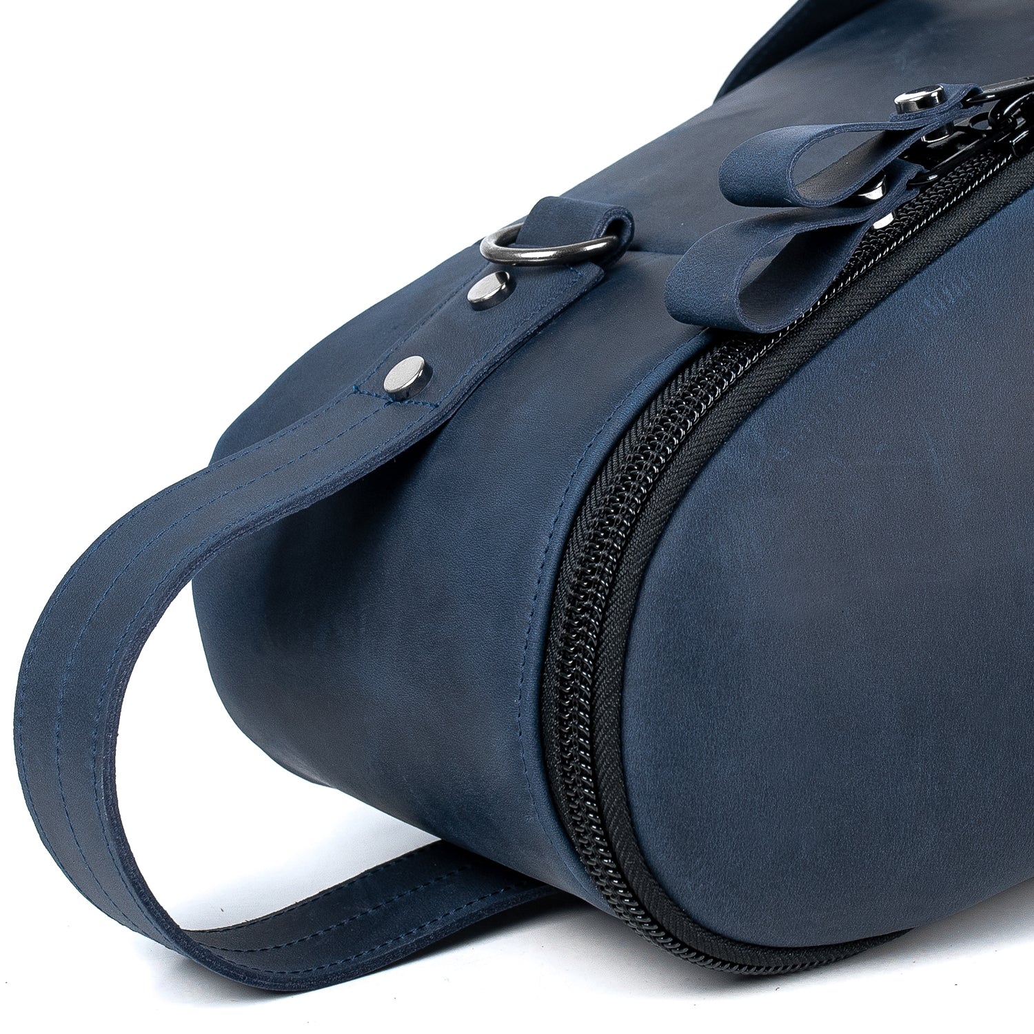 Close-up of the vertical carry handle on the MG Leather Work Alto Saxophone Gig Bag in Dark Blue Crazy Horse leather, secured with rivets and a metal D-ring for strap attachment.